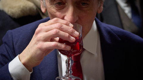 El líder del partido de extrema derecha francés Reconquete, Eric Zemmour, bebe una copa de vino durante una visita a la 60.a Feria Internacional de Agricultura (SIA - Salon de l'Agriculture), en el centro de exposiciones Porte de Versailles en París el 29 de febrero de 2024.