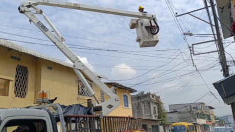 Imagen referencial de un técnico de CNEL EP en Guayaquil, abril de 2024.