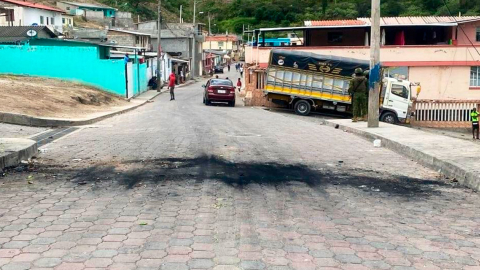 Militares resguardan la zona de Caldera, en Carchi, este 25 de abril de 2024.