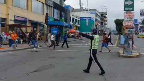 Imagen referencial de un agente de la AMT controlando el tráfico en Quito, abril de 2024.