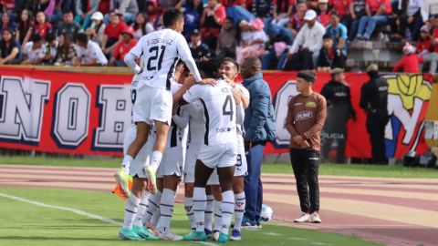 Jugadores de Liga de Quito celebrando su gol ante El Nacional, 6 de abril de 2024.