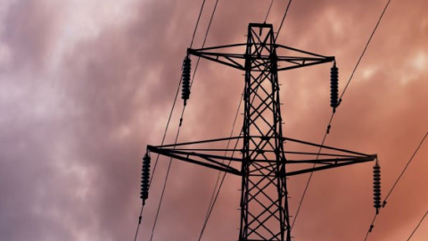 Imagen referencial de un pilón de electricidad y cables de luz.