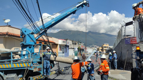 Trabajos en la red de energía eléctrica de Quito, el 26 de abril de 2024.