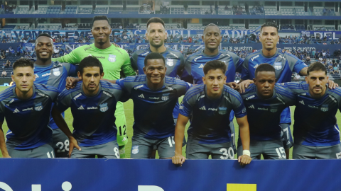 Los jugadores de Emelec posan para una foto en el estadio George Capwell, el 13 de abril de 2024.