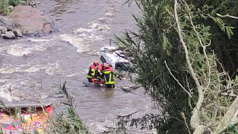 Bomberos rescatan a víctimas de accidente de tránsito el 26 de abril de 2024.