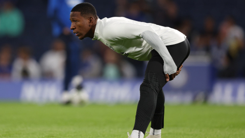 Pervis Estupiñán hace trabajos precompetitivos en la cancha del Chelsea, antes del partido por la Copa de la liga.