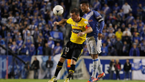 Damián Díaz y Pedro Quiñónez disputan una pelota en un Clásico del Astillero jugado en Nueva Jersey, el 10 de octubre de 2012.