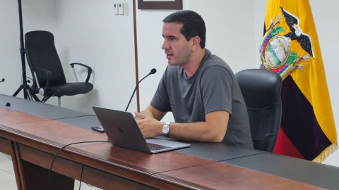 El ministro de Energía encargado, Roberto Luque, en una rueda de prensa desde Guayaquil, el 26 de abril de 2024.