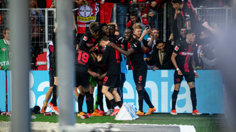 Jugadores del Bayer Leverkusen celebran el empate agónica ante el Stuttgart, por Bundesliga, este 27 de abril de 2024.