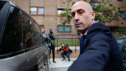 El expresidente de la Real Federación Española de Fútbol (RFEF) Luis Rubiales a su salida del juzgado de Majadahonda, Madrid, el lunes 29 de abril.