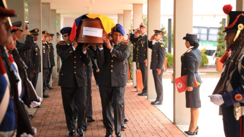 Militares trasladan el ataúd del teniente Jaime Cordones, quien falleció en el accidente aéreo en Pastaza. El funeral se cumple el lunes 29 de abril de 2024.