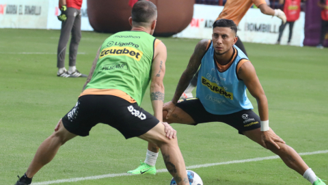 Joao Rojas, jugador de Barcelona SC, calienta previo al Clásico del Astillero ante Emelec, este 28 de abril de 2024.