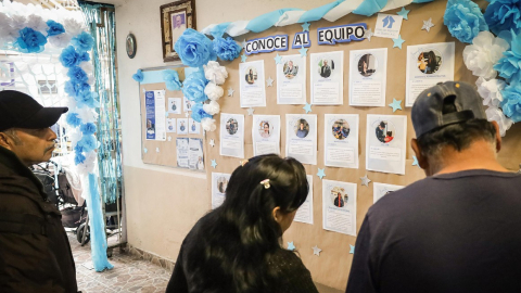 Viajeros se hospedan en la Casa del Migrante en Tijuana, donde el crimen organizado controla los pasos fronterizos.