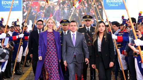 Imagen referencial del presidente Daniel Noboa, junto a la primera dama Lavinia Valbonesi, en la inauguración del proceso de la consulta popular, el 21 de abril de 2024.