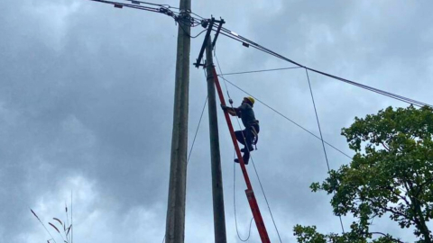 Trabajador de la Empresa  Eéctrica Riobamba realiza reparaciones.