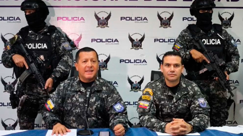 Víctor Herrera (izq), comandante de la Zona 8 de la Policía Nacional, en una rueda de prensa este 29 de abril de 2024.