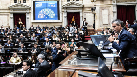 El presidente de la Cámara de Diputados de Argentina, Martín Menem, anuncia el resultado de la votación del proyecto en general de la Ley Bases y Puntos de Partida para la Libertad de los Argentinos, más conocida como 'ley ómnibus', impulsada por el Ejecutivo de Javier Milei, este 30 de abril de 2024, en el Congreso de la Nación.