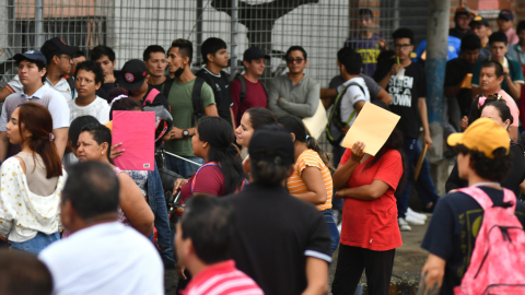 Imagen referencial de una feria de empleo en Manta, a la que asistieron cientos de personas en busca de trabajo, 15 de abril de 2024. 