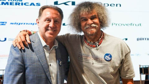 Álex Aguinaga y Carlos Valderrama, durante una rueda de prensa en Quito, el 30 de abril de 2024.