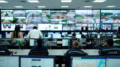 Funcionarios realizan monitoreo en el Centro de Control Integrado de Tránsito y Transporte de Guayaquil.