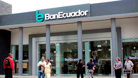 Ciudadanos se acercan a una de las sucursales de BanEcuador.