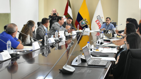 Alex Villacrés, viceministro de Obras Públicas, en reunión con autoridades de Manabí el 30 de abril de 2024.