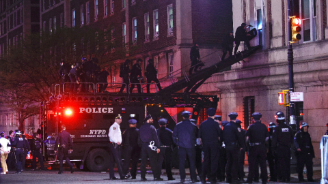 Oficiales de la policía de Nueva York con equipo antidisturbios irrumpen en un edificio de la Universidad de Columbia, donde los estudiantes pro-palestinos están atrincherados dentro de un edificio y han establecido un campamento, en la ciudad de Nueva York el 30 de abril de 2024.