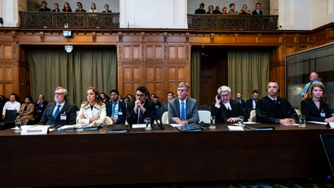 Los integrantes de la representación de Ecuador durante la audiencia pública en la Corte Internacional de Justicia, en La Haya, el 30 de abril de 2024. 