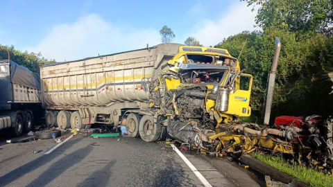 Dos vehículos pesados en el kilómetro 10 de la vía Alóag -Santo Domingo, donde ocurrió un accidente de tránsito el 1 de mayo de 2024.