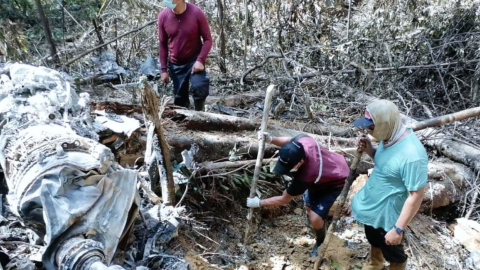 Varias personas colaboraron en el rescate de los tres ocupantes del helicoptero accidentado en Pastaza, el 1 de mayo de 2024.