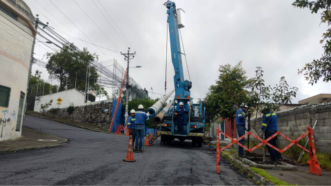 Mantenimiento de cables eléctricos en la calle De Los Guayabos, en el norte de Quito. Foto del 28 de abril de 2024.