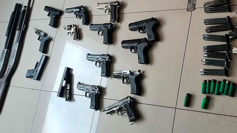 Parte de las armas decomisadas a Los Choneros en Guayaquil, este 1 de mayo de 2024.