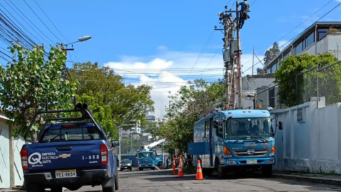 Imagen referencial. Personal de la Empresa Eléctrica de Quito realiza trabajos en el norte de la capital, el 28 de abril de 2024.