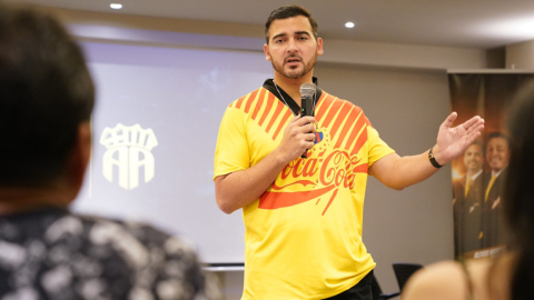 Antonio Álvarez, durante una reunión con socios de Barcelona, el 31 de octubre de 2023. 