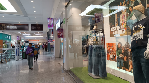 Ropa es uno de los rubros que pueden solicitar devolución de IVA los adultos mayores y personas con discapacidad. Foto referencial en un centro comercial de Quito el 1 de mayo de 2024.