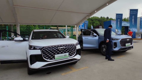 Vehículos Chery Tiggo 8 durante una prueba de manejo en Wuhu, China.