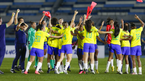 Las jugadoras de Brasil festejan el título del Sudamericano Sub 20 femenino, en Guayaquil, el 2 de mayo de 2024.