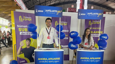 Campaña de afiliados del IESS en una feria de vivienda, el 21 de abril de 2024.