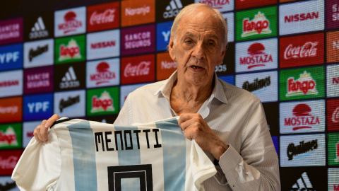 El entrenador de fútbol argentino César Luis Menotti, director de selecciones nacionales, habla durante una conferencia de prensa en Buenos Aires, el 25 de enero de 2019.