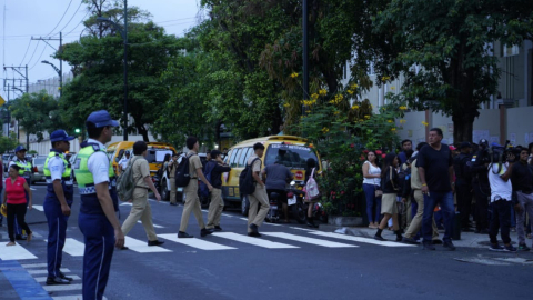 Personal de la ATM resguarda el inicio de clases en los exteriores de un colegio en Guayaquil, el 6 de mayo de 2024.