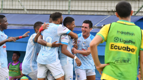 Jugadores del Manta celebrando su gol ante Gualaceo, 23 de abril de 2024.