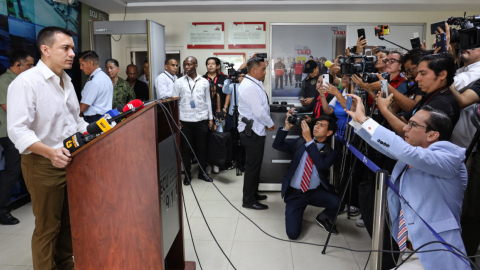 El presidente Noboa con la prensa en Samborondón, el 15 de diciembre de 2023.