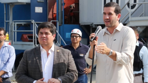 El ministro de Energía Roberto Luque (der.), en una rueda de prensa del 6 de mayo de 2024 en Pascuales.