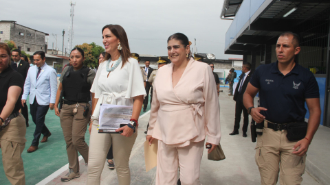 Las ministras de Educación, Alegría Crespo, y Mónica Palencia, del Interior, acompañadas de policías, recorren un plantel el 6 de mayo de 2024.