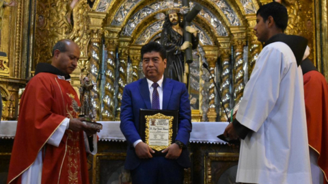 Jorge Yunda inició su jornada en un evento religioso en una de las iglesias del Centro Histórico de Quito.