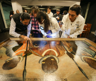 Expertos del Museo Nacional (MuNa) de Ecuador revisan la obra 'Los tres mulatos de Esmeraldas'.