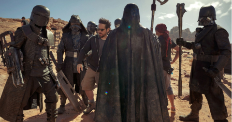 J.J. Abrahams junto a los Knights of Ren, en pleno rodaje en Wadi Rum