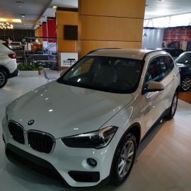 Autos de lujo como el BMW 520i se exhiben en el Autoshow 2019. 