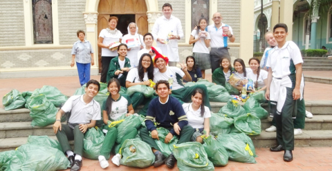 Imagen de archivo de Tuárez entregando canastas de Navidad en el Hospital Luis Vernaza de Guayaquil. 