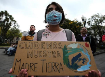 Decenas de personas realizaron un plantón frente al Palacio de Carondelet como parte de la huelga mundial del clima. 